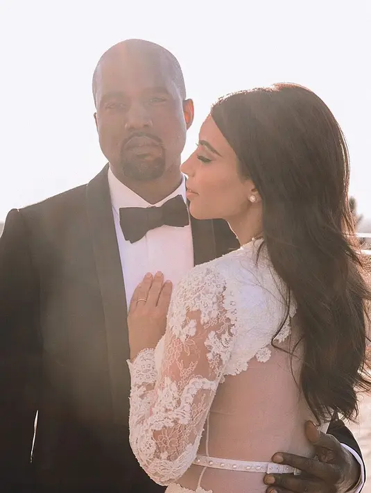 Kim Kardashian sendiri mengunggah foto pernikahan romantis yang belum pernah dilihat sebelumnya. (instagram/kimkardashian)