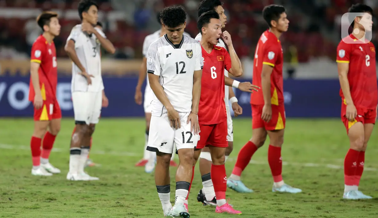 Namun, kurangnya kreativitas di lini tengah membuat jalur masuk kotak penalti Vietnam cukup sulit ditembus Garuda Muda. (Liputan6.com/Helmi Fithriansyah)