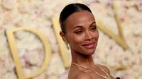 Zoe Saldana Nangis Saat Terima Piala Golden Globes 2025, Trofi Pertamanya dalam Perhelatan Ini