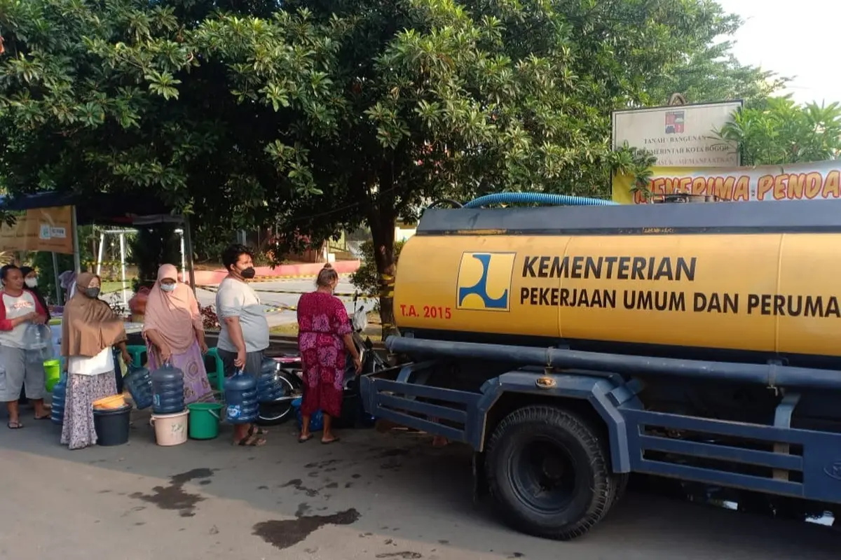 Sejumlah warga Kota Bogor mengantre air bersih