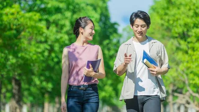 pasangan ngobrol kencan