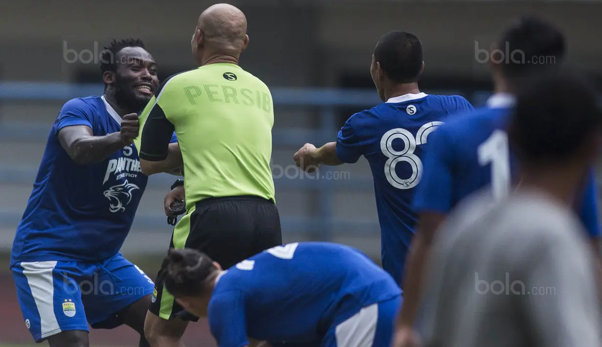 4. Marquee player Persib, Michael Essien, berteriak karena takut melihat kodok yang ada di lapangan. (Bola.com/Vitalis Yogi Trisna)