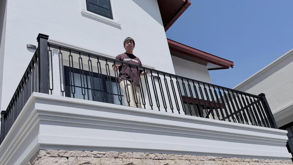 Potret Model Pagar Rumah Baru Rian d'Masiv, Fasad Mewah dengan Aksen Batu Alam