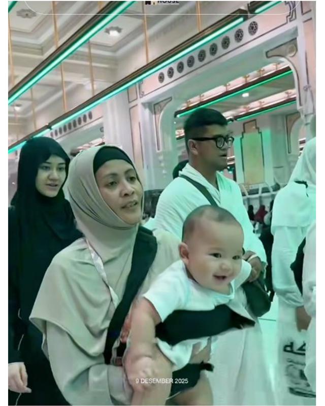 6 Momen bahagia Aaliyah dan Thariq Halilintar umrah bareng Baby Arash