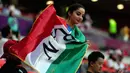 Suporter memegang bendera Iran sebelum pertandingan sepak bola Grup B Piala Dunia 2022 antara Wales dan Iran di Ahmad Bin Ali Stadium, Al Rayyan, Qatar, Jumat (25/11/2022). (AP Photo/Francisco Seco)