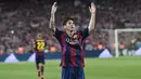 Penyerang Barcelona, Lionel Messi, mengangkat kedua tangannya menyapa para fans usai mencetak gol ke gawang Athletic Bilbao pada laga La Liga di Stadion Camp Nou, Spanyol, Sabtu (30/5/2015). (AFP/Josep Lago)