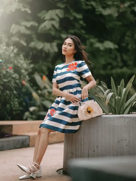 Di foto ini, sang suami Pratama Arhan bahkan mengomentari kecantikan Azizah Salsha yang mencuri perhatian. Bagaimana menurutmu, Sahabat FIMELA? [Foto: Instagram/azizahsalsha_]