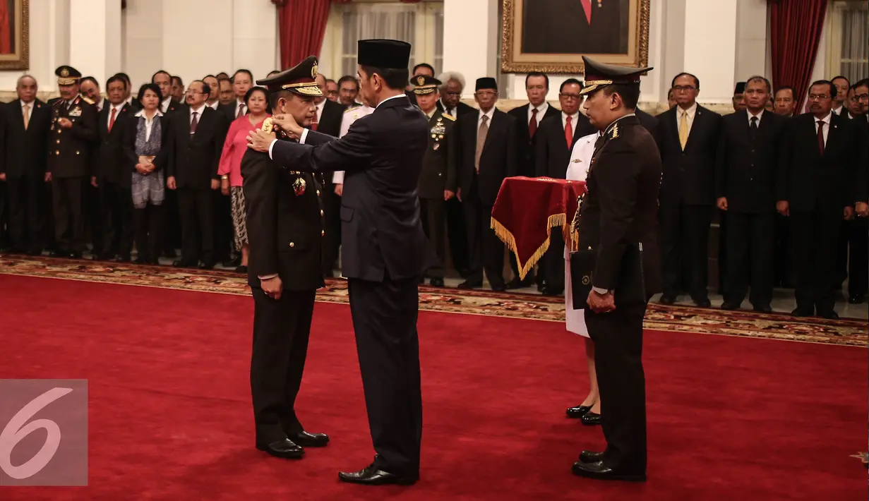 Presiden Jokowi memasang tanda pangkat kepada Kapolri M Tito Karnavian di Istana Negara, Jakarta, Rabu (13/7). Tito Karnavian dilantik dengan Keputusan Presiden tentang pengangkatan Kapolri Nomor 48/Polri/Tahun 2016. (Liputan6.com/Faizal Fanani)