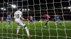 Pemian Aston Villa, Alex Moreno (kanan) mencetak gol kelima timnya ke gawang Sheffield United pada laga lanjutan Liga Inggris 2023/2024 di Bramall Lane, Sheffiled, Inggris, Minggu (04/02/2024) dini hari WIB. (AFP/Darren Staples)