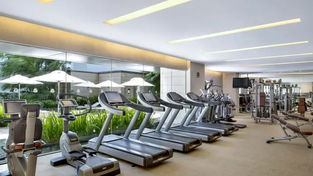 Hotel tempat Kim Jong-un  menginap ini memiliki 299 kamar dengan masing-masing lampu gantung kristal dan karya seni di dalamnya (St. Regis Singapore)