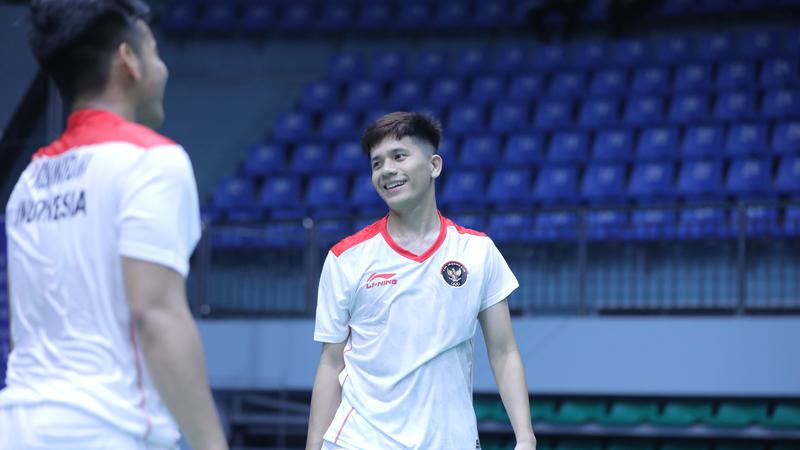 Jinsiy pantalon va tayt kiygan ayollar