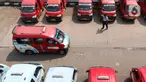 Angkutan umum melintasi deretan angkutan kota (angkot) yang terparkir di Terminal Grogol, Jakarta, Sabtu (27/8/2022). Wakil Gubernur DKI Jakarta Ahmad Riza Patria berharap kenaikan tarif ojek online yang dimulai pada 29 Agustus mendatang bisa membuat banyak warga ibu kota beralih ke angkutan umum. (Liputan6.com/Angga Yuniar)