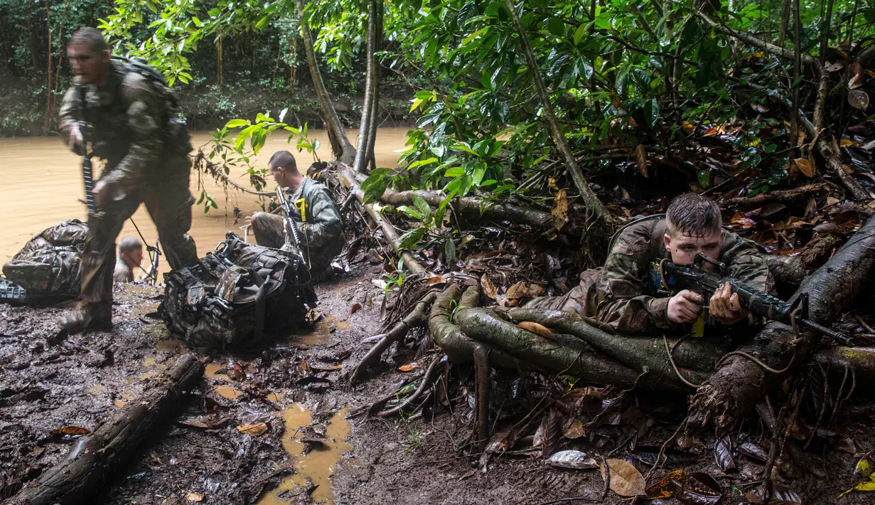 Tentara dari Combat Team Divisi Infanteri 1 Stryker Brigade Angkatan Darat AS mengikuti pelatihan perang hutan di Schofield Barracks, Hawaii, 1 Maret 2017. Angkatan Darat melakukan kursus pelatihan hutan untuk fokus pada Asia dan Pasifik. (AP/Daniel Lin)