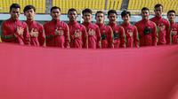 Para pemain Timnas Indonesia U-19 menyanyikan lagu Indonesia Raya sebelum melawan Brunei U-19 pada laga kualifikasi Piala Asia U-19 di Stadion Puju Public, Gyeonggi, Selasa (31/10/2017). Timnas U-19 menang 5-0 atas Brunei. (Bola.com/Media PSSI)