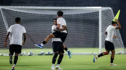 Sukacita kapten Timnas Indonesia U-17, Iqbal Gwijangge (tengah) bersama rekan satu tim saat sesi latihan di Stadion Gelora 10 November 2023, Surabaya, Kamis (9/11/2023). (Bola.com/Bagaskara Lazuardi)