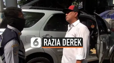 Seorang pengemudi ngotot karena kendaraannya duderek tanpa peringatan, dirinya juga tidak mau ketika polisi meminta surat-surat kendaraannya untuk ditilang. Keributan reda setelah mobil akhirnya diderek petugas.