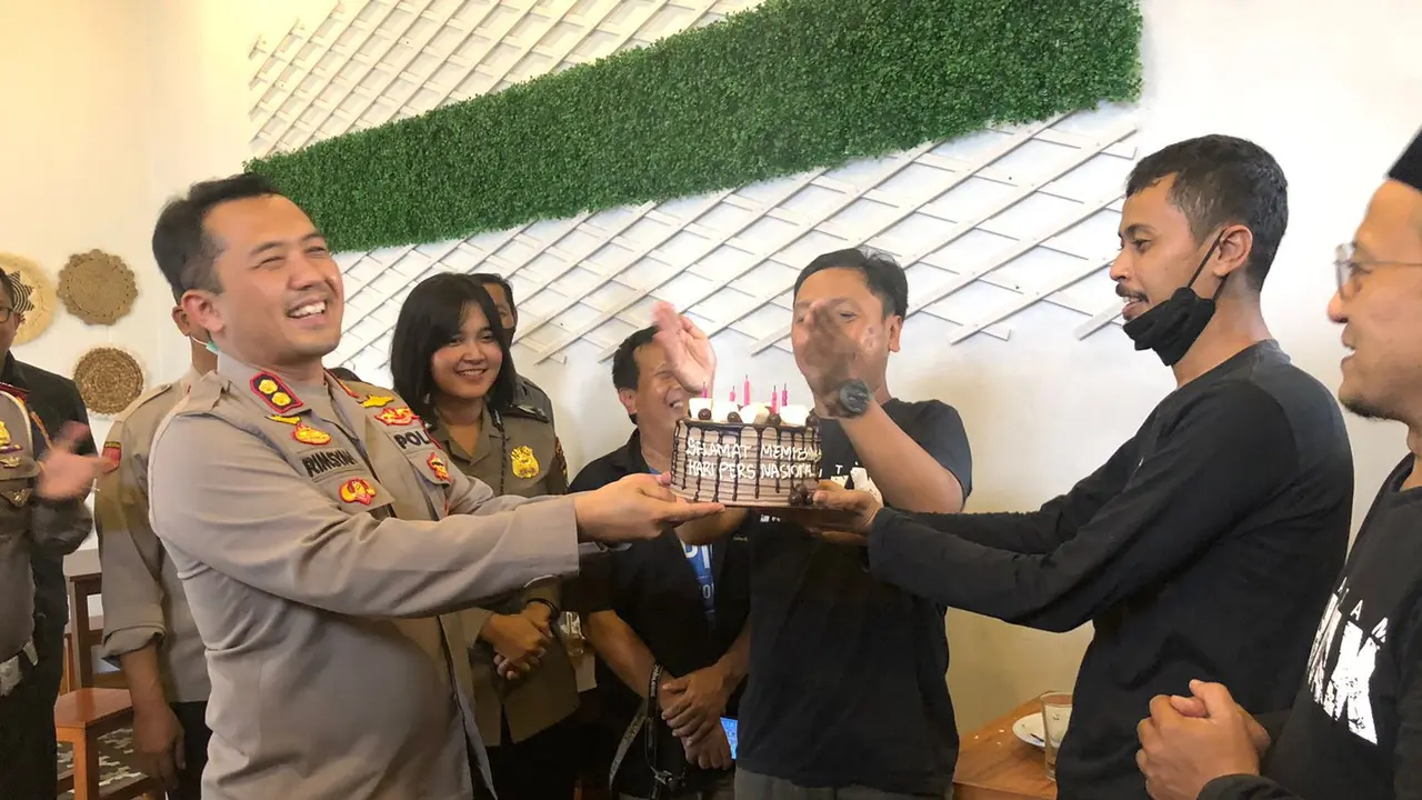 Kapolres Tasikmalaya AKBP Rimsyahtono memberikan kado kejutan berupa kue ulang tahun kepada wartawan Ketua Pokja Tasikmalaya Deden Rahadian di puncak HPN 2022 Tasikmalaya.