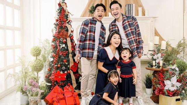9 Gaya Kompak Keluarga Artis Rayakan Natal, Melaney Ricardo Bertema Pajama