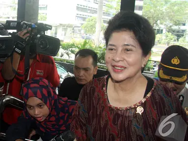 Menkes Nila Farid Moeleok berjalan masuk ke dalam gedung KPK, Jakarta, Selasa (18/11/2014). (Liputan6.com/Miftahul Hayat)
