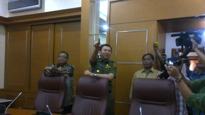 Gaya Ahok Jadi Pemandu Menkop UKM Keliling Balaikota