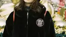 Menggunakan jaket tebal berwarna hitam yang dipadukan sebuah topi serta tas ransel, gaya Lisa satu ini juga tak lepas dari perhatian netizen. Meski terlihat sederhana, namun penampilan Lisa tetap menjadi inspirasi banyak orang. (Liputan6.com/IG/@lalalalisa_m)