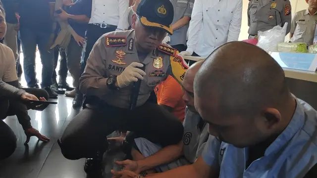 Kapolresta Pekanbaru menginterogasi tiga kurir sabu yang akan membawa barangnya ke Sumatra Barat dan Jakarta.