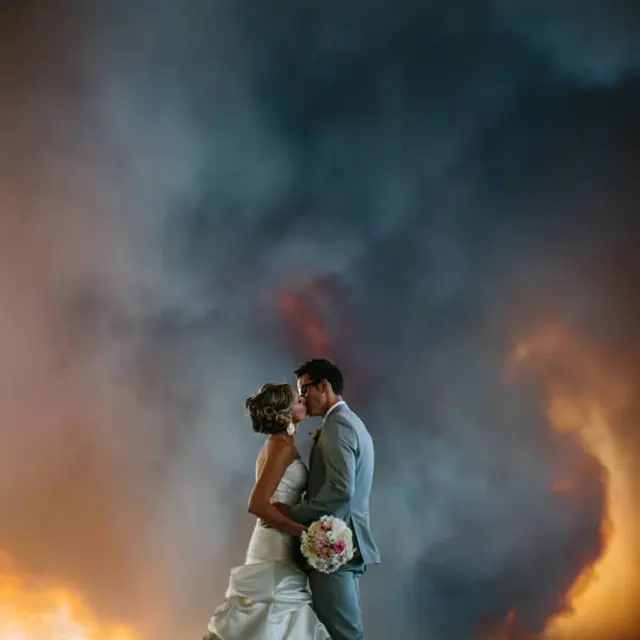 6 Potret Prewedding Paling Ekstrem Ini Ngeri, Salah Satunya Dekat Lava