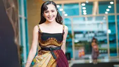 Selalu tampil trendi dengan busana kekinian, Beby Tsabina tak jarang terlihat mengenakan pakaian dengan berbahan kain-kain tradisional. Begini gaya pemilik nama lengkap Cut Putri Tshabina ini dengan kain batik yang dijadikan dress modern.(Liputan6.com/IG/@bebytsabina)