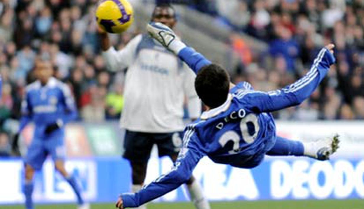 Chelsea's Portugese midfielder Deco scores the second goal during English Premier league match against Bolton at Reebok Stadium, Bolton, on December 6, 2008. AFP PHOTO/ANDREW YATES