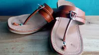 Pada masanya, sandal tarumpah asal Garut, Jawa Barat selalu menjadi barang pilihan para menak dan bangsawan dalam berbagai hajatan dan kegiatan (Liputan6.com/Jayadi Supriadin)