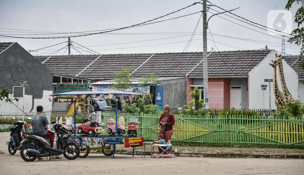 Anak-anak naik odong-odong di perumahan subsidi Griya Srimahi Indah, Tambun Utara, Kabupaten Bekasi, Jawa Barat, Rabu (16/2/2022). Angka tersebut jauh lebih tinggi dibandingkan periode yang sama tahun lalu sebesar 2.302 unit. (merdeka.com/Iqbal S. Nugroho)