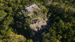 Pemandangan udara areal Piramida La Danta di situs arkeologi El Mirador, San Adres, Guatemala, 17 Januari 2023. Salah satu piramida terbesar di dunia tersebut ditemukan di antara hutan yang luas Guatemala berkat bantuan teknologi. (Carlos ALONZO/AFP)