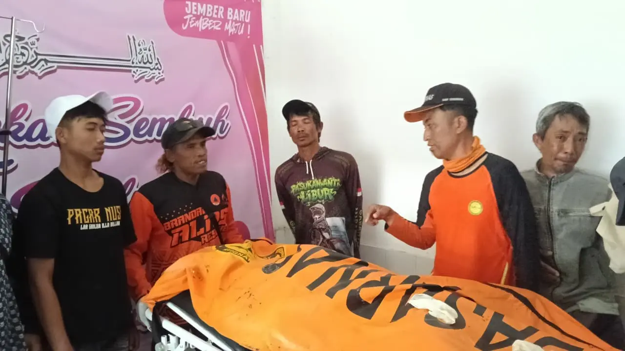 Jenazah pemancing yang tewas terseret ombak di Pantai Watu Ulo, Jember. (Dok. Istimewa)