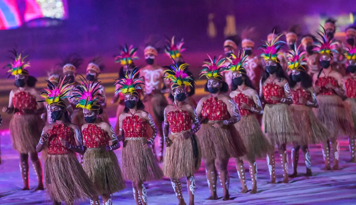 Penari membawakan tarian nusantara pada Upacara Penutupan Peparnas Papua di Stadion Mandala Jayapura, Papua, Sabtu (13/11/2021). (ANTARAFOTO/Rivan Awal Lingga/rwa)
