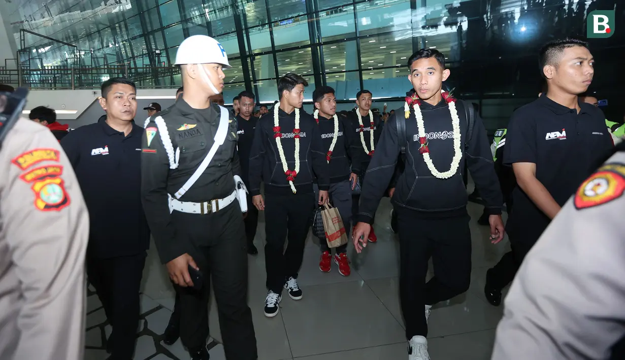 Kapten tim, Rizky Ridho beserta Skuad Timnas Indonesia U-23 saat tiba di Terminal 3 Bandara Soekarno-Hatta, Tangerang, Banten, Sabtu (11/5/2024) pagi WIB usai berjuang di Piala Asia U-23 2024 di Qatar dan play-off Olimpiade Paris di Prancis. (Bola.com/M Iqbal Ichsan)