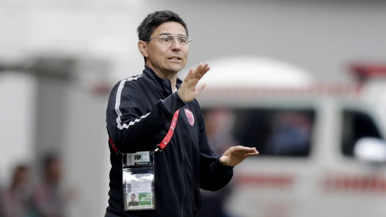 Pelatih PSM Makassar, Darije Kalezic, memberikan instruksi saat melawan Lao Toyota FC pada laga Piala AFC 2019. (Bola.com/M. Iqbal Ichsan)