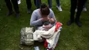 Seorang wanita menyusui anaknya selama Pekan Menyusui Dunia di taman Los Novios, Bogota, Kolombia, (3/8).  Pekan Menyusui Sedunia (World Breastfeeding Week) diadakan setiap tahun dari tanggal 1 sampai 7 Agustus. (AFP Photo/Raul Arboleda)