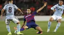 Gelandang Barcelona, Sergio Busquets berusaha merebut bola pemain Celta Vigo, Fran Beltran pada pertandingan lanjutan La Liga Spanyol di stadion Camp Nou (9/11/2019). Barcelona menang telak 4-1 atas Vigo. (AP Photo/Joan Monfort)