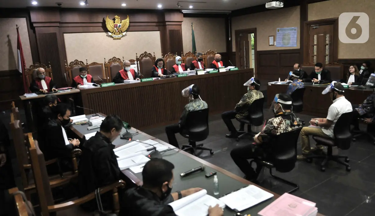 Suasana sidang perdana kasus korupsi pengelolaan dan penggunaan dana investasi PT Asuransi Jiwasraya di Pengadilan Tipikor, Jakarta, Rabu (3/6/2020). Sidang yang menghadirkan enam terdakwa tersebut menerapkan protokol social distancing. (merdeka.com/Iqbal S. Nugroho)