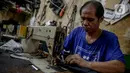 Pekerja membuat produk tas di unit produksi Artrek, Jakarta, Selasa (3/11/2020). Pemprov DKI Jakarta telah memutuskan menaikkan upah minimum provinsi (UMP) 2021 sebesar Rp 4.416.186,548 atau meningkat 3,27 persen dari 2020 bagi perusahaan tidak terkena dampak COVID-19. (Liputan6.com/Faizal Fanani)
