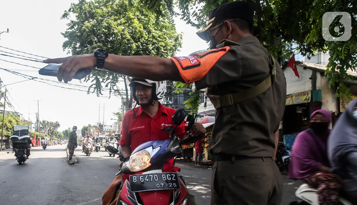 Petugas mengarahkan pengendara motor saat Razia Protokol Kesehatan di kawasan Kebayoran Lama, Jakarta, Selasa (19/10/2021). Razia PPKM Level 3 kerap dilakukan demi memutus rantai penyebaran covid 19, dengan sanksi denda Rp 100.000 dan sanksi sosial seperti menyapu jalan. (Liputan6.com/Johan Tallo)