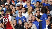 Wasit, Michael Oliver memberikan kartu merah kepada pemain Chelsea, David Luiz (kanan) pada lanjutan Premier League di Stamford Bridge, (17/9/2017). Chelsea bermain imbang 0-0 melawan Arsenal. (AP/Frank Augstein)