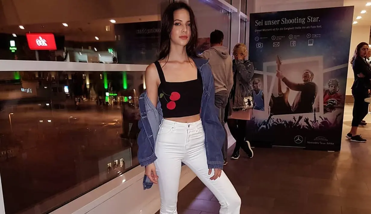 Memilih mengenakan busana bergaya kasual tetap membuat penampilan model satu ini tetap memesona. Dalam beberapa kesempatan ia juga lebih memilih mengenakan busana berbahan jeans. (Liputan6.com/IG/@milkshakesspeare)