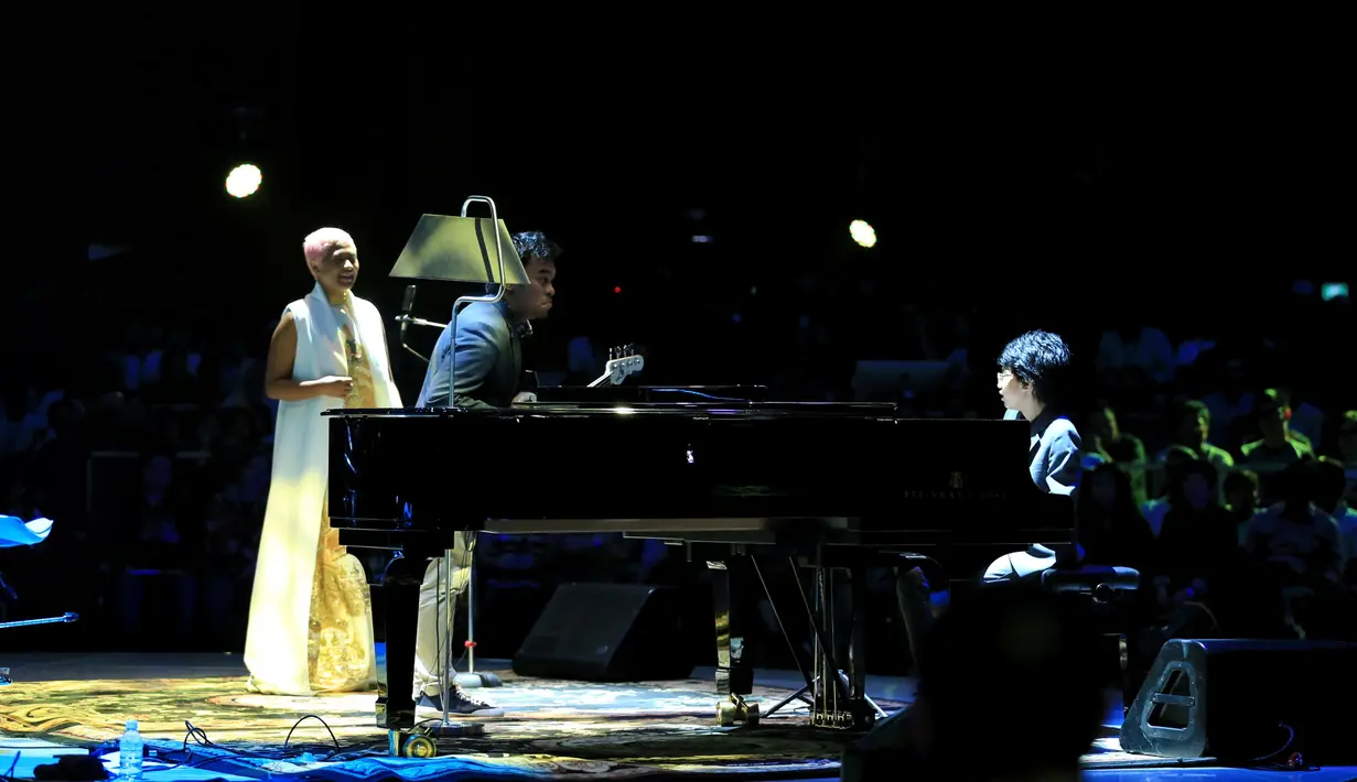 Untuk membawakan lagu Kicir-kicir, Joey mengajak Dira Sugandi dan Barry Likumahuwa ke atas panggung. Berkat dukungan dari penonton, rasa grogi Dira Sugandi menjadi hilang. (Adrian Putra/Bintang.com)