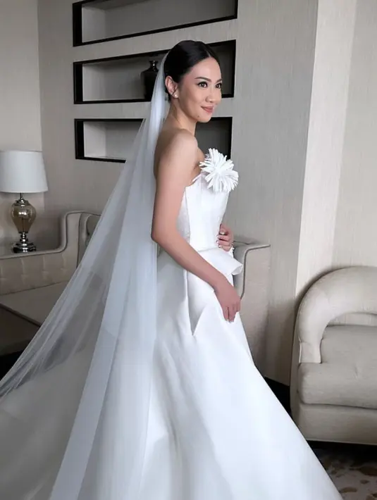 Shanju tampil menawan dengan bawl gown putih yang menyapu lantai dari desainer Elsie Chrysila Atelier. Membuat Shanju terlihat elegan di hari spesialnya @elsiechrysila