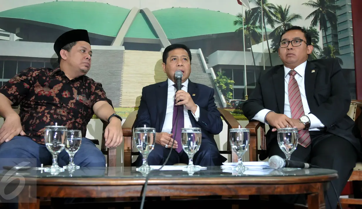 Ketua DPR Setya Novanto (tengah) saat jumpa pers di Kompleks Parlemen, Senayan, Jakarta, Rabu (30/9). Jumpa pers itu terkait kunjungan kerja pimpinan DPR ke Arab Saudi selama 12 hari, atas undangan Raja Salman. (Liputan6.com/Johan Tallo)
