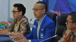 Sekjen PAN Eddy Soeparno (tengah) memberikan keterangan pers terkait persiapan Rakernas I dan pelantikan pengurus PAN Zulkifli Hasan di Ruang FPAN Gedung Nusantara I Komplek Parlemen, Senayan, Jakarta, Senin (4/5/2015). (Liputan6.com/Andrian M Tunay)