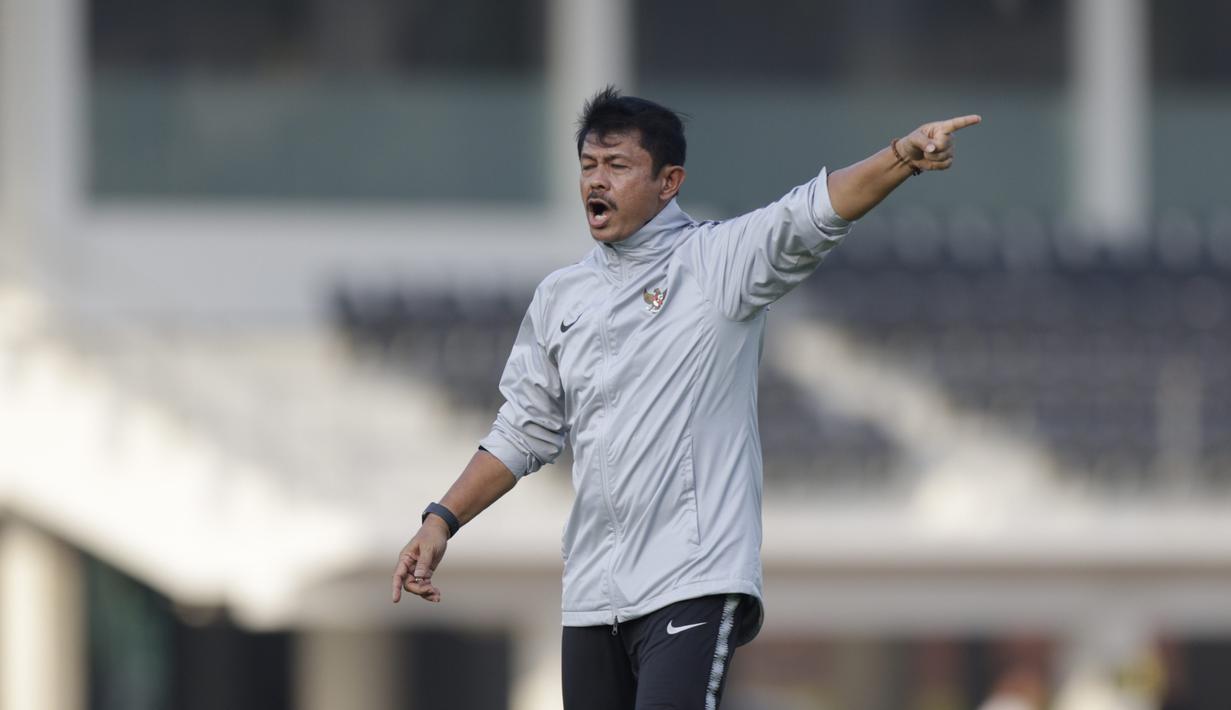 Pelatih Timnas Indonesia U-22, Indra Sjafri, memberikan instruksi saat latihan di Lapangan F Senayan, Jakarta, Jumat (15/11). Latihan ini persiapan jelang Sea Games 2019 Filipina. (Bola.com/Vitalis Yogi Trisna)