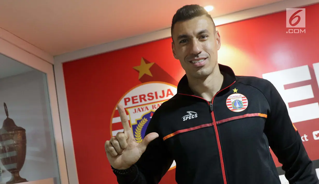 Pemain baru Persija, Alexandre Luiz Reame atau Xandao berpose usai memberi keterangan di Kantor Persija, Jakarta, Jumat (30/8/2019). Pesepakbola berkewarganegaraan Brasil ini bermain di posisi belakang, rencananya Xandao akan menggantikan posisi Stefan Paulle. (Liputan6.com/Helmi Fithriansyah)