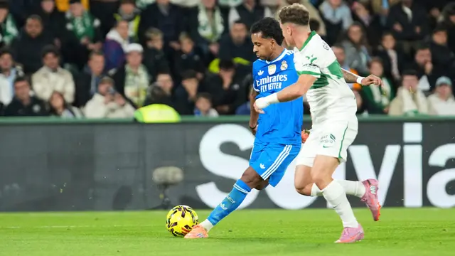 Penyerang Real Madrid, Rodrygo (kiri), dan pemain Elche, German Valera